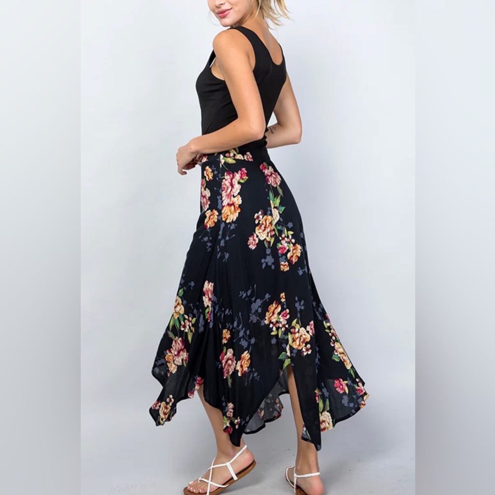 🆕 Illa Illa Floral Print Skirt - Black (B6)